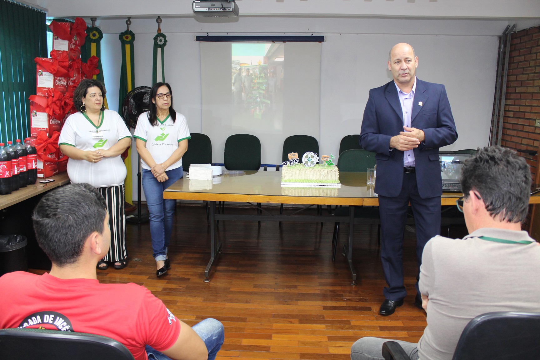 Brindes, tortas e refrigerantes