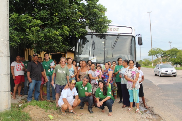 Ônibus do Prato Para Todos visita associação